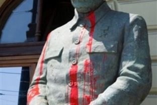 Zničená socha Stalina