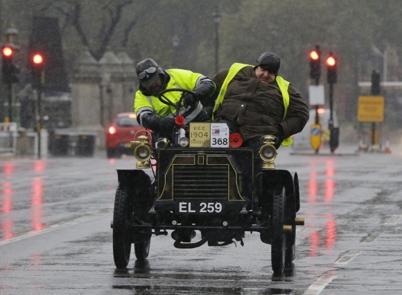 Deduškovia na kolesách uháňali Londýnom