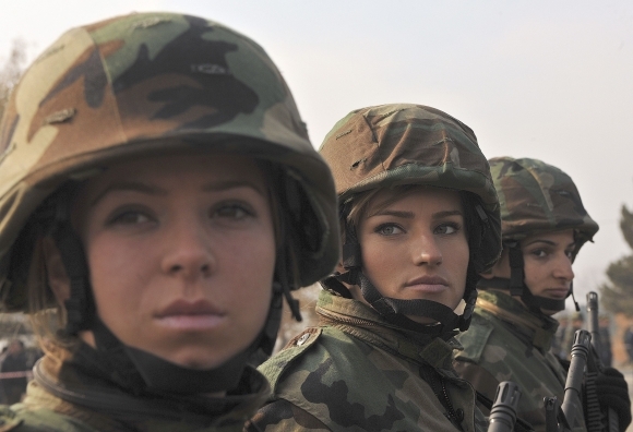 Kosovo budú strážiť pekné ženy