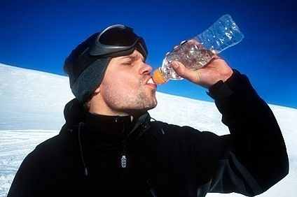 Muž, voda, hydratácia, pitie
