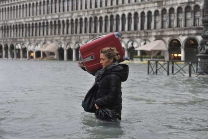 Na námestí v Benátkach sa čľapkajú turisti