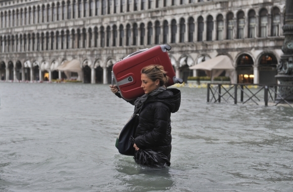 Na námestí v Benátkach sa čľapkajú turisti