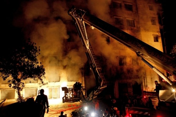 Požiar v textilnej fabrike si vyžiadal 120 obetí