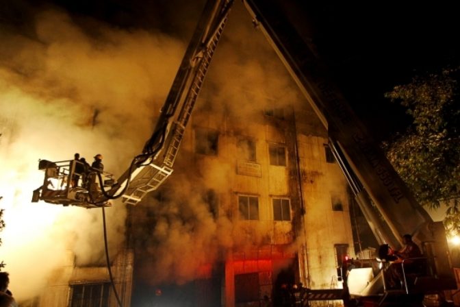 Požiar v textilnej fabrike si vyžiadal 120 obetí