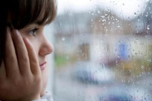 Dieťa, smútok, dážď, okno, depresia, počasie