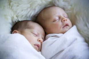 Dve roztomilé bábätká