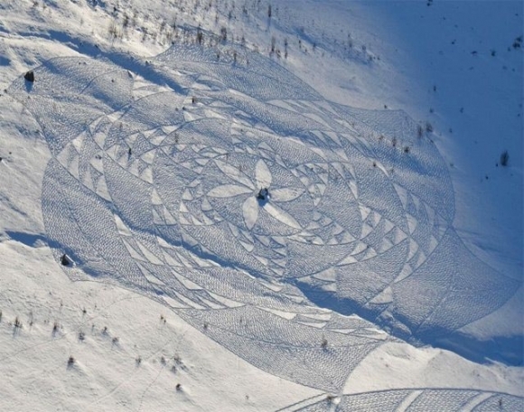 Geodet tvorí obrie snehové obrazy