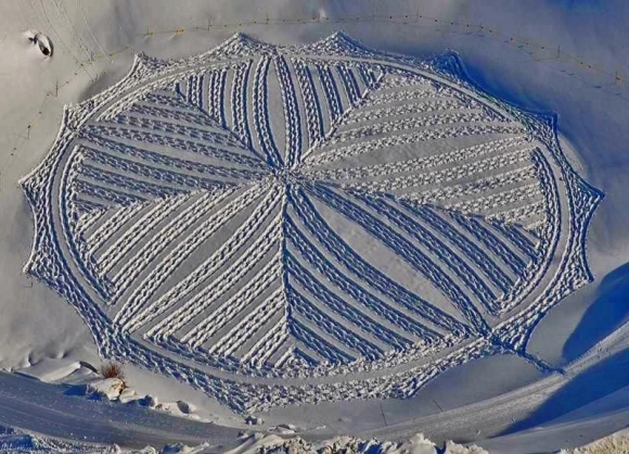 Geodet tvorí obrie snehové obrazy
