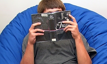 Kniha, čítanie, chlapec, tínedžer