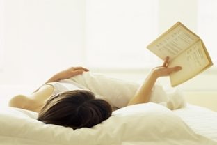 Kniha, čítanie, žena, posteľ, zaspávanie, relax, l