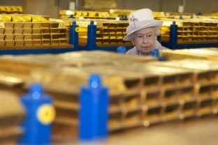 Kráľovná si pozorne prezrela zlato