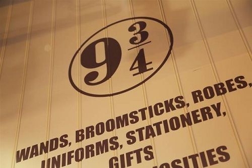 Na nástupišti 9 a ¾ v Londýne stojí obchod Harryho