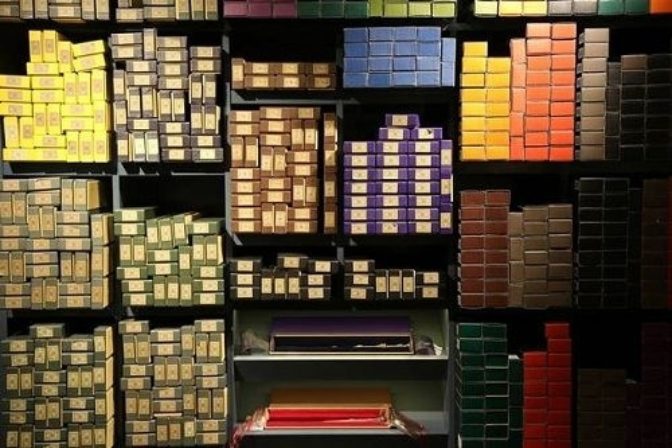 Na nástupišti 9 a ¾ v Londýne stojí obchod Harryho