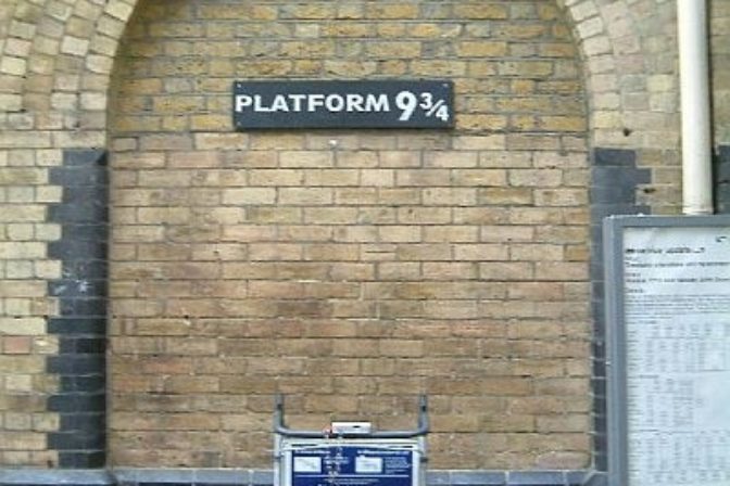 Na nástupišti 9 a ¾ v Londýne stojí obchod Harryho