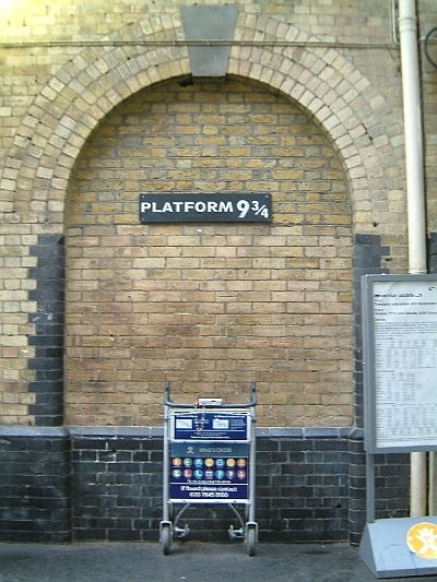 Na nástupišti 9 a ¾ v Londýne stojí obchod Harryho