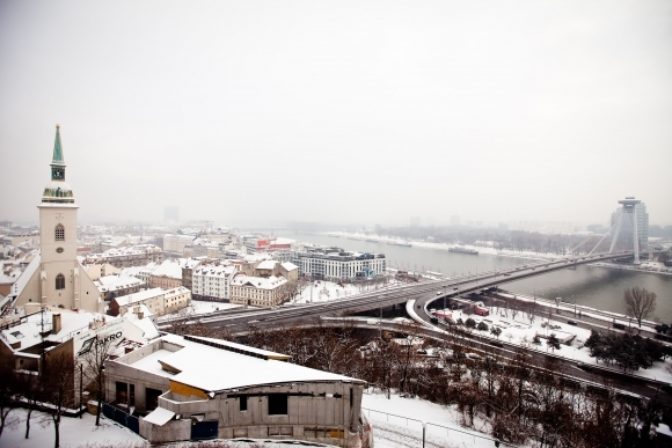 Sneh skomplikoval život v Bratislave