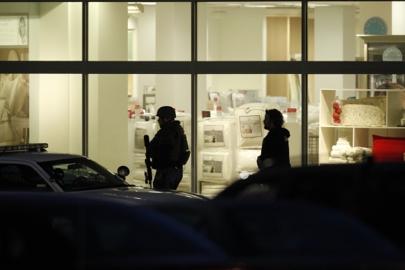 Strelec v maske zabíjal v nákupnom centre