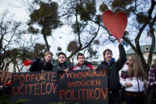 Študenti štrajkovali pre úradom vlády