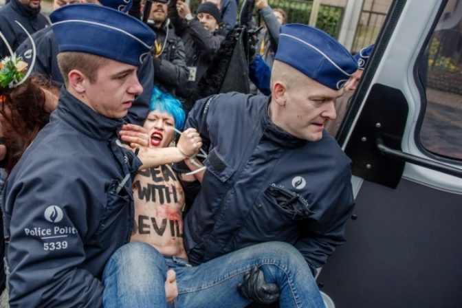 Ukrajinky ukázali na protest prsia