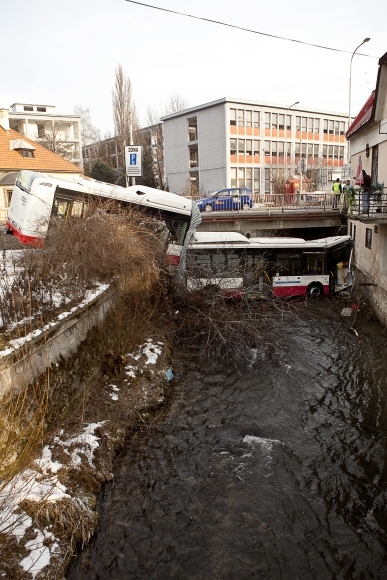 Autobus skončil po nehode v potoku