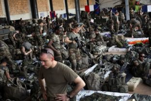 Francúzi nasadili proti povstalcom v Mali 750 voja