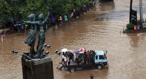 Po monzúnoch Jakartu zaplavila voda