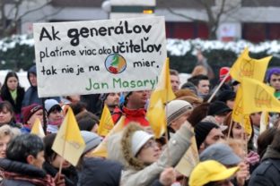 Učitelia vyšli do ulíc Prešova
