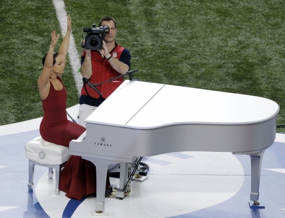 Alica Keys spievala na Super Bowle