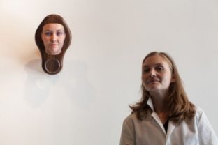 Americká umelkyňa tvorí 3D portréty z DNA nájdenéh