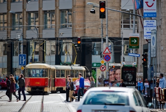 Bratislava, elektricka, semafor, chodec