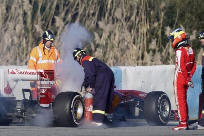Ferrari horelo počas testov