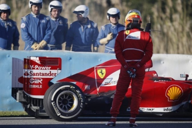 Ferrari horelo počas testov