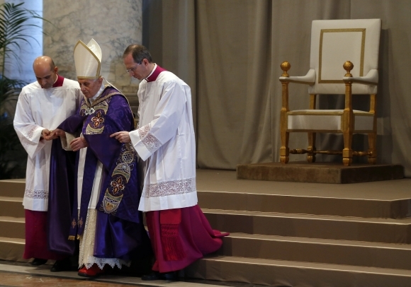 Pápež Benedikt XVI. sa rozlúčil s veriacimi