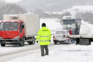 Slovenské cesty zasypal sneh