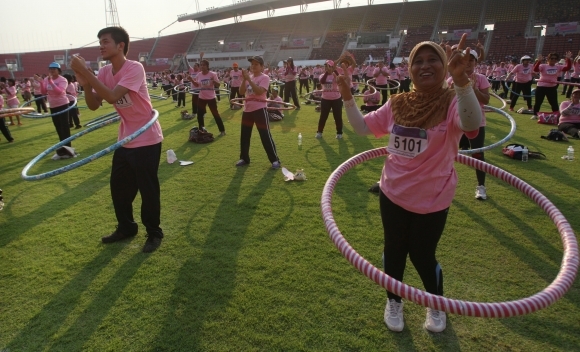 Thajčania sa rozhýbali, s kruhmi hula hop zlomili
