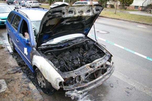 V Senici horeli autá, prípad vyšetruje polícia