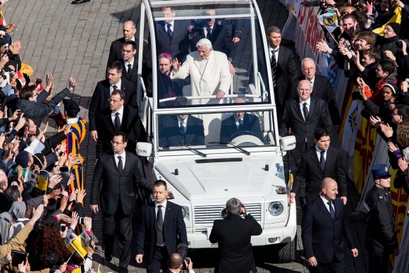 Veriaci sa rozlúčili s pápežom