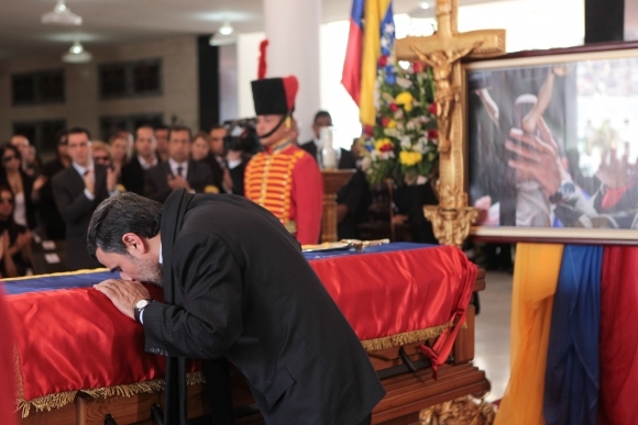 Ahmadínedžád naposledy pobozkal Cháveza