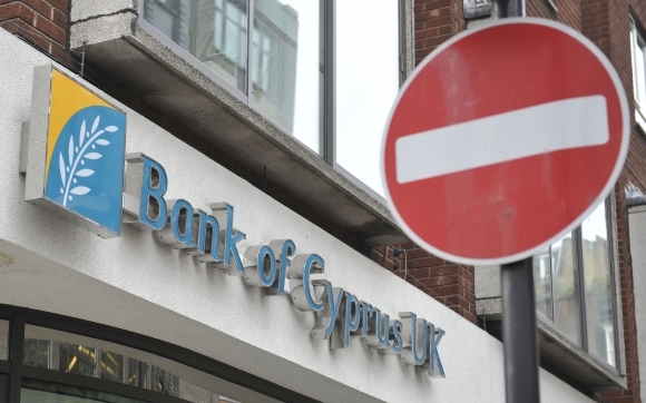 Banky na Cypre zablokovali pohyby na účtoch.