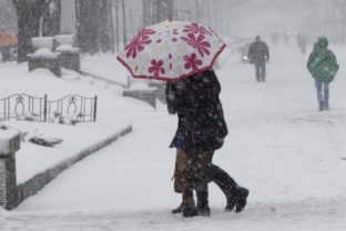 Dopravu na Ukrajine paralyzoval sneh