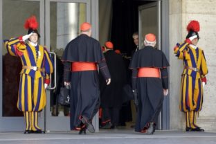 Kardináli sa zišli, aby dohodli voľbu pápeža