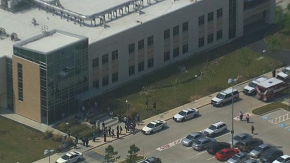 Mladík v texaskej škole porezal 14 ľudí