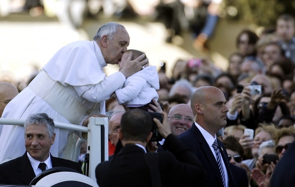 Pápež požiadal veriacich, aby žili ako katolíci