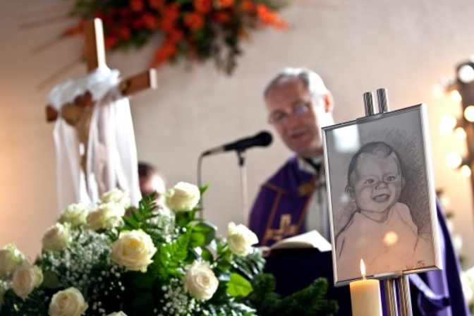 Pohreb utýranej Lucie Luknárovej.
