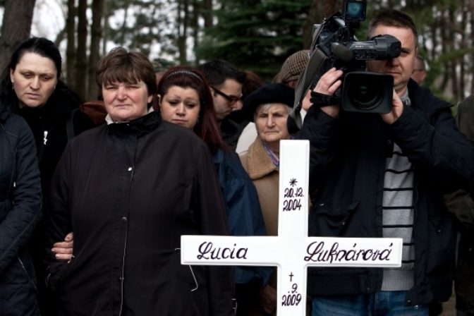 Pohreb utýranej Lucie Luknárovej na cintoríne v Ru