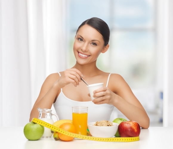 žena, raňajky, jedlo, ovocie, zdravie, chudnutie,