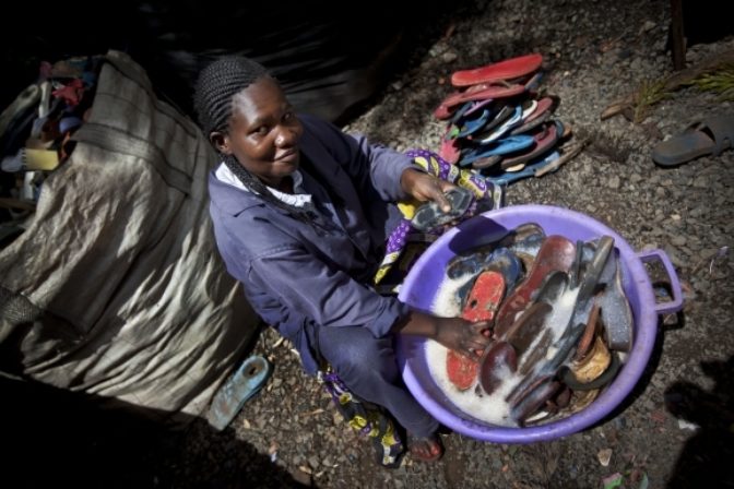 Afričanka zachraňuje oceán od odpadu, zo sandál tv