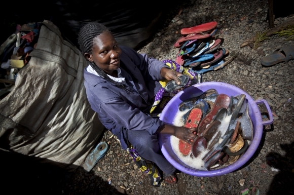 Afričanka zachraňuje oceán od odpadu, zo sandál tv