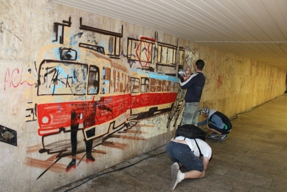 Graffiti v podchode na Zochovej