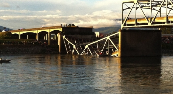 Most na diaľnici I5 spadol do rieky Skagit